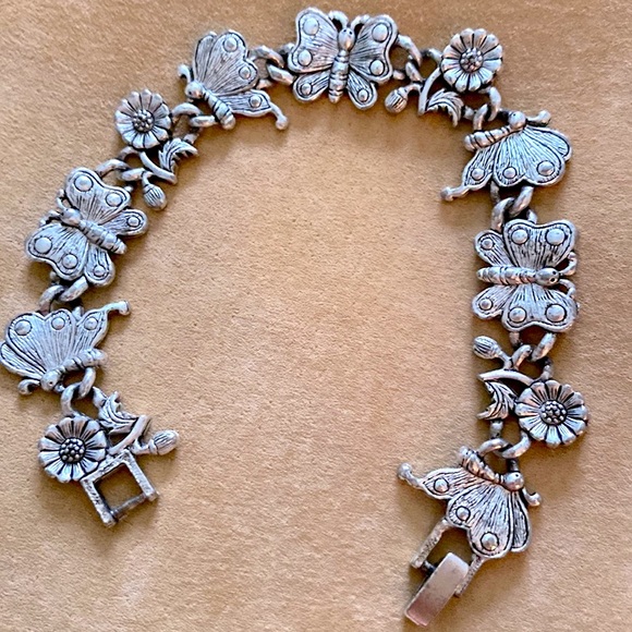 Fam. Bracelet for Butterfly and Flower Lovers to show their passion. Silvertone - Picture 4 of 6